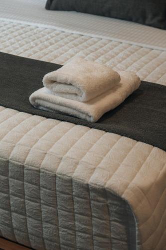 two beds with towels sitting on top of them at CHE BELLO NATURE in Preveza