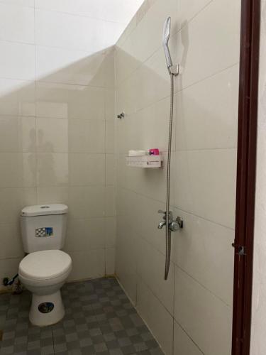 ChuLaLa Khe Sanh في Hương Hóa: حمام مع مرحاض ودش