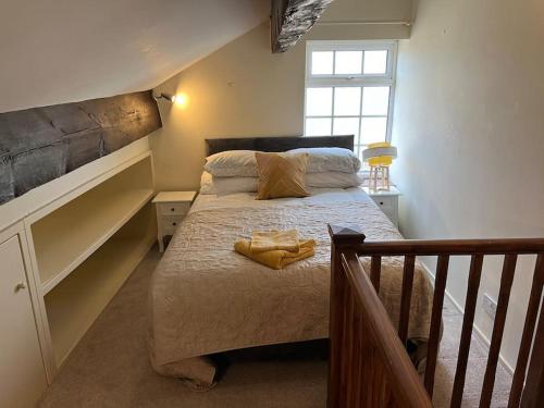 A bed or beds in a room at Steeple View - A two bedroom 18th century cottage.