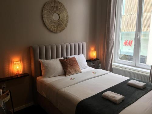 um quarto com uma cama grande com duas toalhas em Nonne Blanche em Ostend