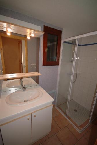 une salle de bain avec un lavabo et une douche dans l'établissement Camping Cascade Aveyron, à Saint-Rome-de-Tarn