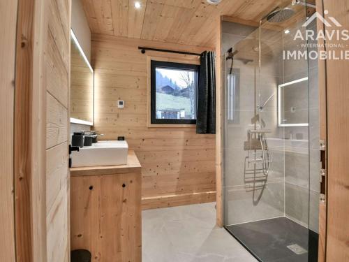 een badkamer met een douche en een wastafel bij Chalet Le Grand-Bornand, 3 pièces, 8 personnes - FR-1-391-168 in Le Grand-Bornand