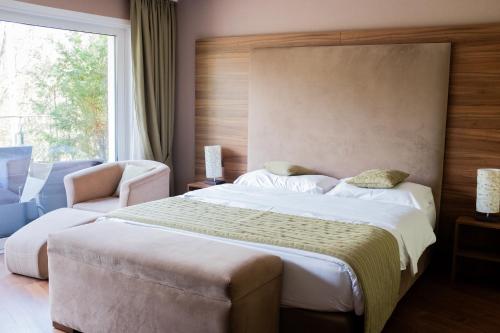 Baron Tavernier Hotel Restaurant & SPAにあるベッド