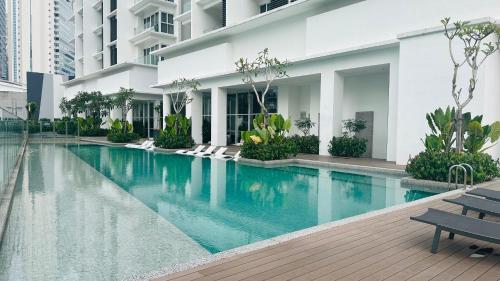 una piscina di fronte a un edificio di Quill Residence Suites @ DNE a Kuala Lumpur