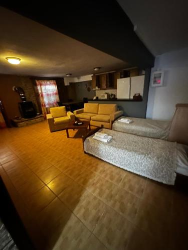 斯基亞索斯鎮的住宿－安吉拉旅館，客厅配有黄色椅子和沙发