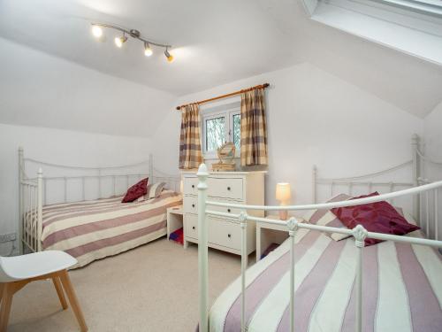 Culmstock的住宿－Hayden Farm，卧室设有两张单人床和窗户。