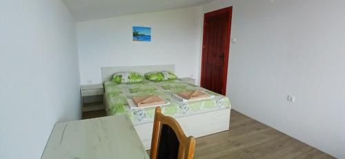 GoritsaにあるGoritsa holiday - Karadere beachのベッド、テーブル、椅子が備わる客室です。
