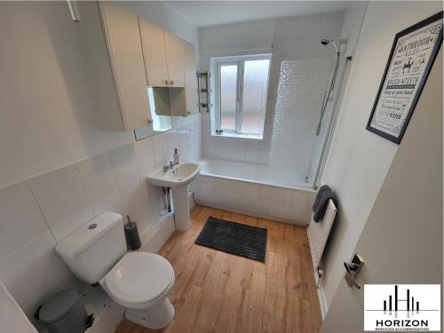 een badkamer met een toilet, een wastafel en een douche bij FREE Parking-Waterfront- Victoria Dock-Siemens-Contractors-Relocators in Hull