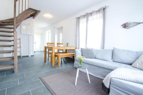 a living room with a couch and a table at Nordlichtferienwohnungnoer in Noer
