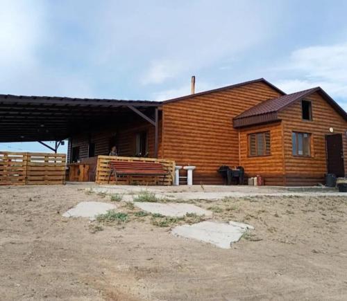 Bygningen som campingplassen ligger i
