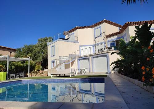 dom z basenem przed nim w obiekcie Villa Andalucia, Piscine Chauffée w mieście La Ciotat