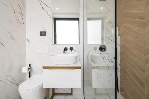 uma casa de banho com um lavatório e um WC em Eden I Rosetty Luxury I Moșilor em Bucareste
