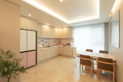 cocina con mesa y sillas y comedor en Incheon Airport Guest House King en Incheon