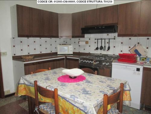 uma cozinha com uma mesa com uma tigela em Pit Stop Jerago em Cavaria