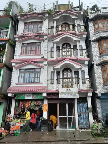 ein großes Gebäude mit einem Laden davor in der Unterkunft Chewang Homestay in Darjeeling
