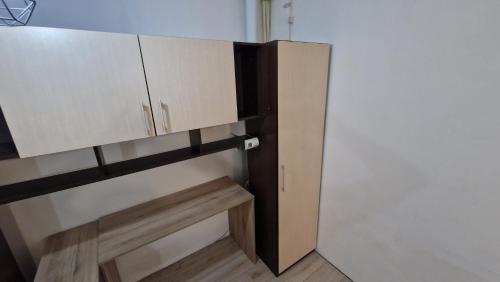 einen Schrank in einer Küche mit offener Tür in der Unterkunft Stejarului App25 in Floreşti
