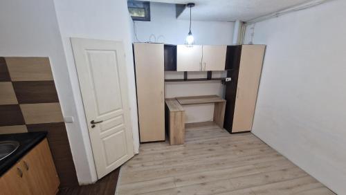 eine leere Küche mit einer Tür zu einem Zimmer mit einem Waschbecken in der Unterkunft Stejarului App25 in Floreşti
