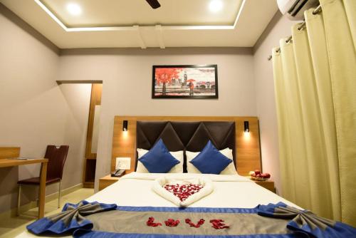 Una cama o camas en una habitación de Click Hotel Guwahati