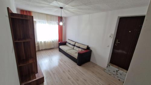 ein Wohnzimmer mit einem Sofa und einem Fenster in der Unterkunft Stejarului App25 in Floreşti