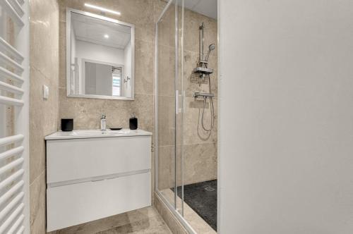 une salle de bain avec une douche, un lavabo et un miroir dans l'établissement Mess d'Yvonne - 45m2 en plein cœur de Toulouse, à Toulouse