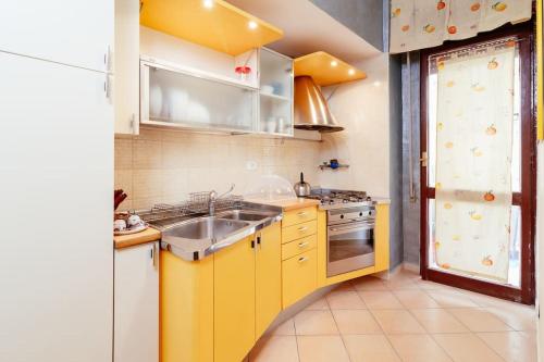 Kuchyňa alebo kuchynka v ubytovaní Caio Asinio Apartment