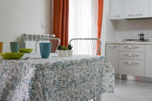 eine Küche mit einem Tisch und einem Tischtuch darauf in der Unterkunft Casa di Lulù (lago e Spiaggia) in Manerba del Garda