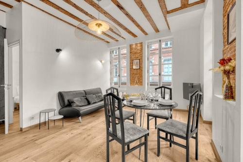 un salon avec une table, des chaises et un canapé dans l'établissement Mess d'Yvonne - 45m2 en plein cœur de Toulouse, à Toulouse
