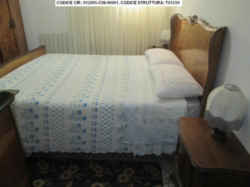 um quarto com uma cama com uma colcha azul e branca em Pit Stop Jerago em Cavaria