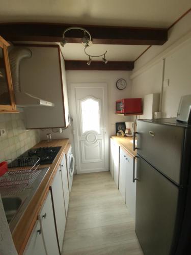 Il comprend une cuisine équipée d'un réfrigérateur. dans l'établissement Villa Frati, à Poggio-Mezzana