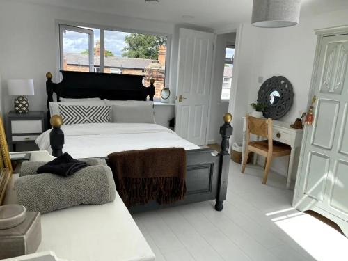 1 dormitorio con 1 cama, 1 silla y 1 ventana en Pass the Keys Stylish 3 Bedroom Home from Home, en Sale
