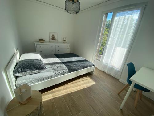 普羅旺斯艾克斯的住宿－VERDI 2 - appartement lumineux - centre，一间卧室配有一张床、一张书桌和一个窗户。