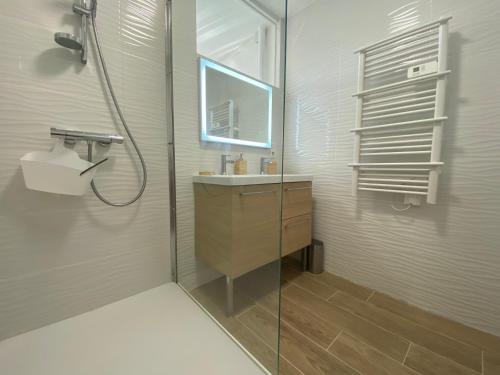普羅旺斯艾克斯的住宿－VERDI 2 - appartement lumineux - centre，带淋浴和盥洗盆的浴室