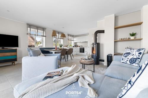 TV a/nebo společenská místnost v ubytování Ferienhaus Reetlodge auf den Schleiterrassen Kappeln