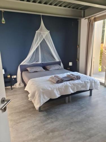 - une chambre avec un lit pour 2 personnes dans l'établissement Villas Zanzimare Casa, à Grosseto-Prugna