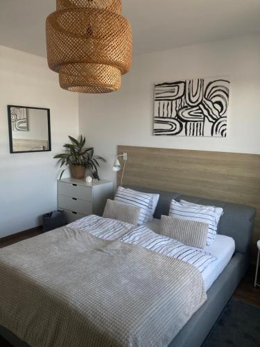 een slaapkamer met een bed en een potplant bij Apartman pri Radnici in Košice