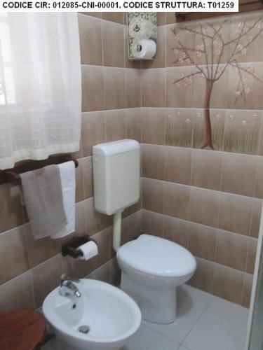 uma casa de banho com um WC e um lavatório em Pit Stop Jerago em Cavaria