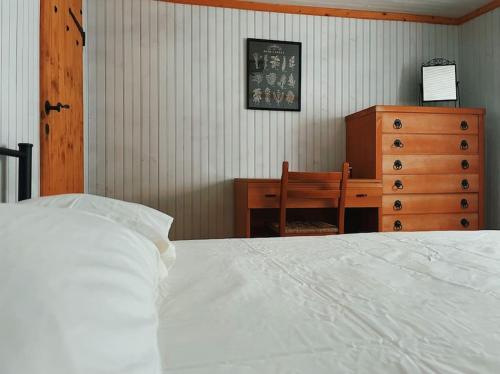 a bedroom with a bed and a desk and a dresser at Casa Maitö in Senarega