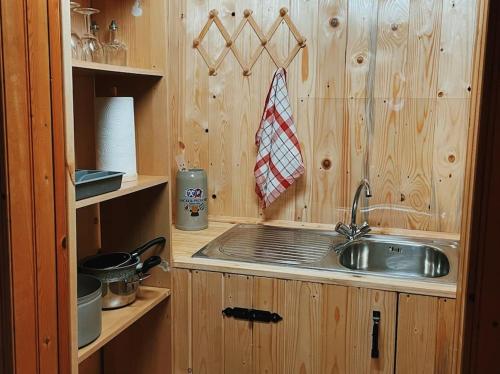 a kitchen with a sink in a wooden cabin at Casa Maitö in Senarega