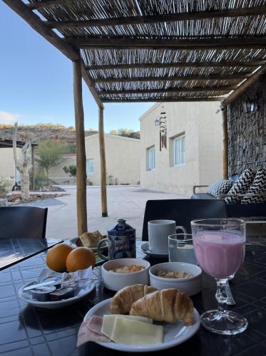 Una mesa cubierta con platos de comida y una bebida. en El Chiflon Posta Pueblo, en El Chiflón