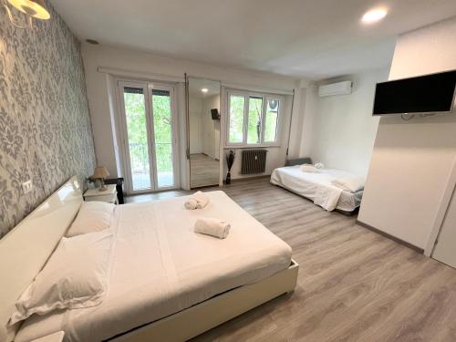 a large bedroom with two beds and a tv at A Quattro Passi Da in Rome