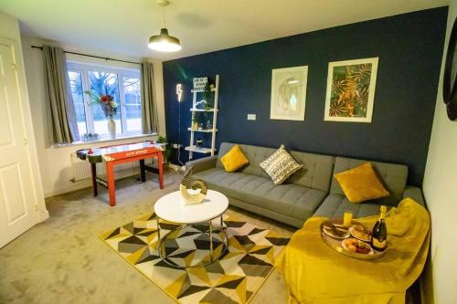 A seating area at The Cosy House with Free Parking, Garden and Smart TV with Netflix by Yoko Property - Perfect for Contractors, Groups & Relocation