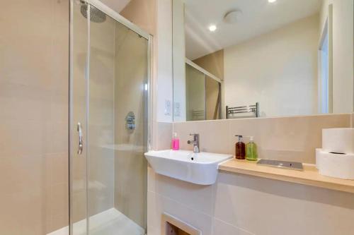 Ένα μπάνιο στο Pass the Keys 53 Austin Drive · Modern Townhouse near Addenbrookes Own Parking