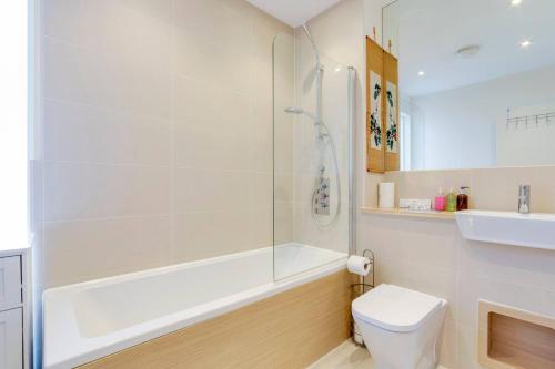Ένα μπάνιο στο Pass the Keys 53 Austin Drive · Modern Townhouse near Addenbrookes Own Parking