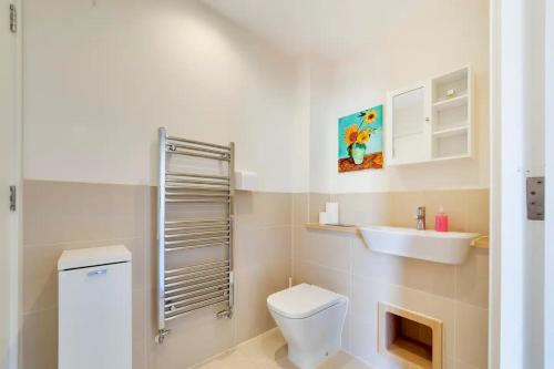 Ένα μπάνιο στο Pass the Keys 53 Austin Drive · Modern Townhouse near Addenbrookes Own Parking