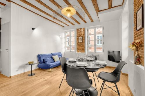 une salle à manger avec une table et des chaises dans l'établissement Frère Jacques - Appt situé plein centre, à Toulouse