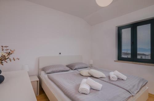 Postel nebo postele na pokoji v ubytování Apartments Navis near the Sea