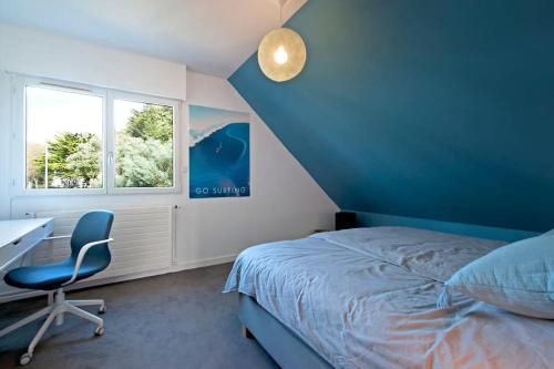une chambre avec un lit, un bureau et une fenêtre dans l'établissement Loueurdappart - Grande Maison Zen et Très bien équipée 5 Min plage, à La Baule