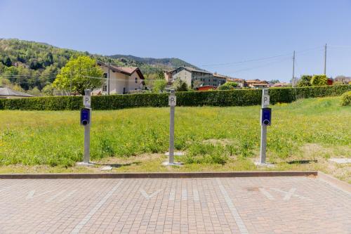 a row of four parking meters in a field at La Terrazza sui Monti in Castiglione dʼIntelvi
