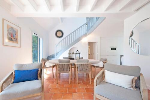 une salle à manger avec une table et des chaises dans l'établissement Loueurdappart - Grande Maison Zen et Très bien équipée 5 Min plage, à La Baule