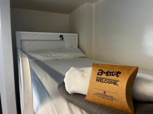 Postel nebo postele na pokoji v ubytování AMISTAT Island Hostel Ibiza - ALBERGUE JUVENIL